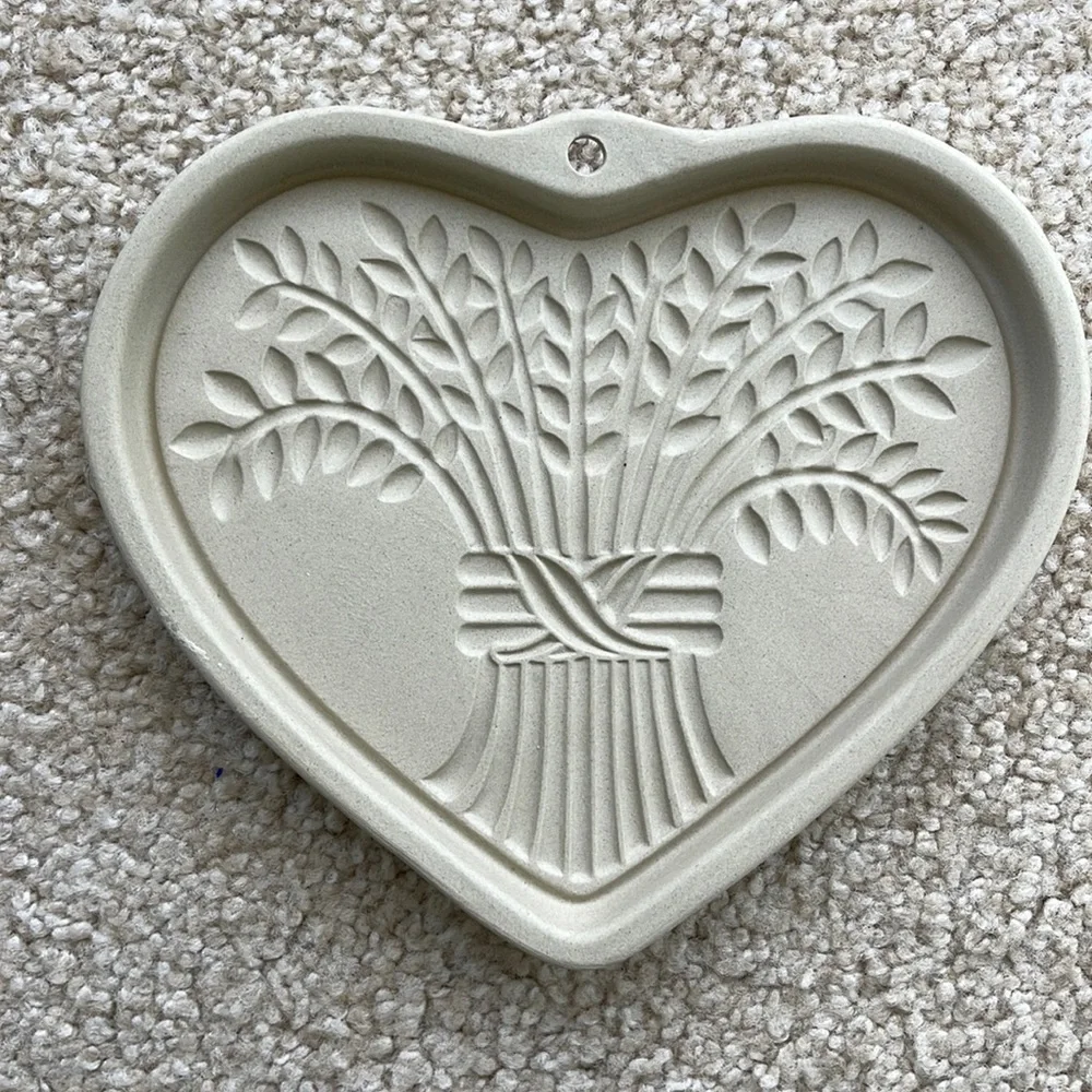 NIB The Pampered Chef Bountiful Heart Stoneware Cookie Mold Box & Recipe Booklet